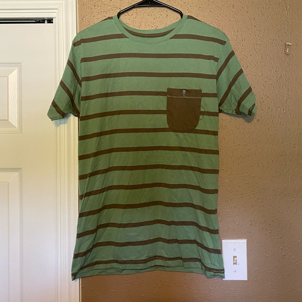 Billabong T-Shirt. Green/Brown. Size Small.